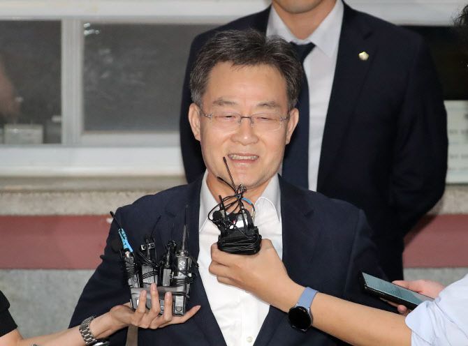 화천대유자산관리 대주주 김만배씨가 7일 새벽 경기 의왕 서울구치소에서 만기출소하며 취재진 질문에 답하고 있다.(사진=뉴시스)