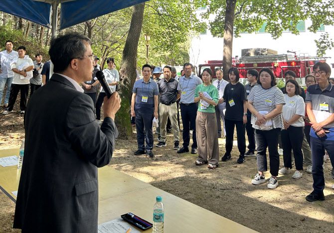 문성유 공무원연금공단 상임감사(사진 왼쪽)는 7일 천안상록리조트에서 화재발생 대비 합동훈련에 참여했다. (사진=공무원연금)