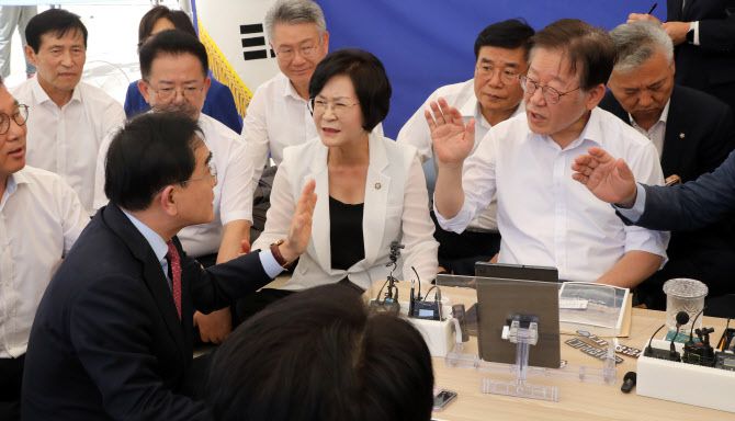 태영호 국민의힘 의원이 지난 7일 오전 서울 여의도 국회 본청 앞 단식투쟁천막에서 단식투쟁 8일차인 이재명 더불어민주당 대표에게 항의 방문해 발언하고 있다. (사진=뉴시스)