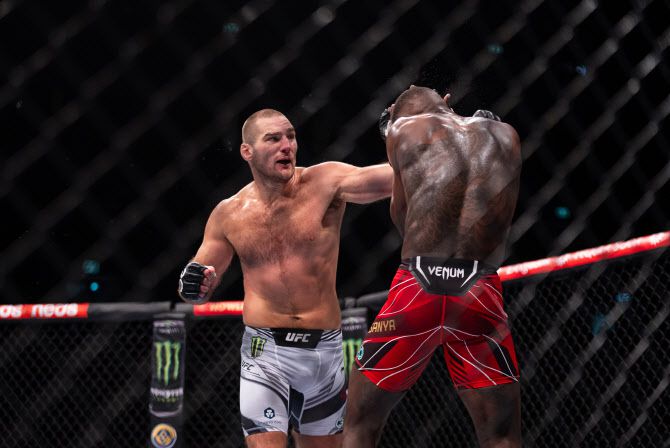 션 스트릭랜드(왼쪽)가 UFC 미들급 챔피언 이스라엘 아데산야에게 펀치를 적중시키고 있다. 사진=UFC