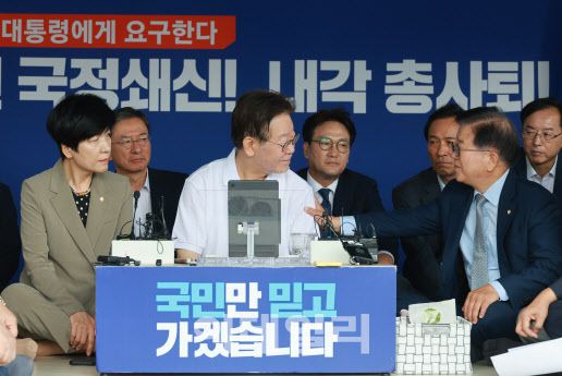 단식농성을 12일째 이어가고 있는 이재명 더불어민주당 대표가 11일  더불어민주당 중진의원들과 면담을 하고 있다. (사진=이데일리 방인권 기자)