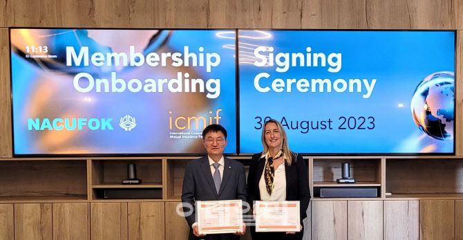 지난달 30일 영국 맨체스터에서 열린 신협중앙회-ICMIF 업무 협약식에서 (좌측부터)송재근 신협중앙회 신용공제사업 대표이사, Vanessa Smith ICMIF 총괄이사가 기념사진을 촬영하고 있다. (사진=신협중앙회)