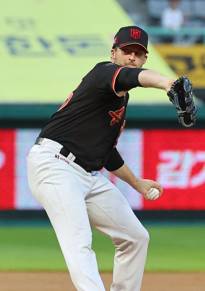 12일 오후 인천 SSG랜더스필드에서 열린 2023 프로야구 KT 위즈와 SSG 랜더스의 경기. KT 선발 투수 벤자민이 역투하고 있다. 사진=연합뉴스