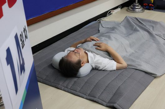 더불어민주당 이재명 대표가 13일 국회 당 대표실에서 14일 차 단식 농성을 이어가고 있다. (사진=연합뉴스)