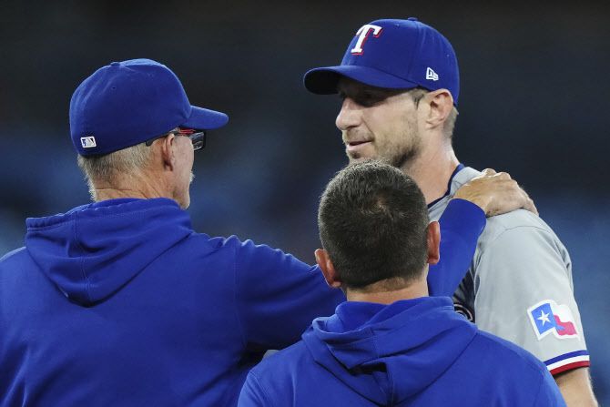 텍사스 레인저스 에이스 맥스 슈어저가 팔 통증을 호소한 뒤 마운드를 내려오고 있다. 사진=AP PHOTO