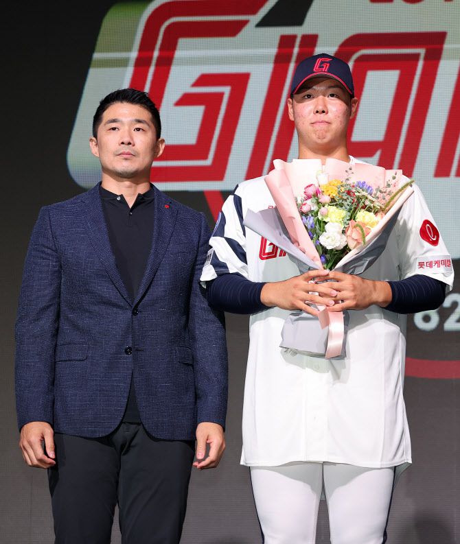 (서울=뉴스1) 김진환 기자 = 14일 오후 서울 중구 웨스틴조선호텔 그랜드볼룸에서 열린 ‘2024 KBO 신인 드래프트’에서 롯데 자이언츠 1라운드 3순위로 지명된 전미르(경북고)가 성민규 단장(왼쪽)과 기념 촬영을 하고 있다. 2023.9.14/뉴스1