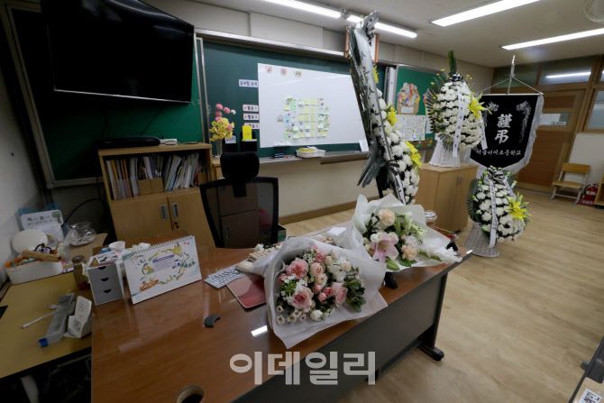 서울 서이초등학교에서 숨진 채 발견되 교사의 49재일인 4일 교사의 교실에 화환과 추모의 메시지가 붙어 있다. (사진=방인권 기자)