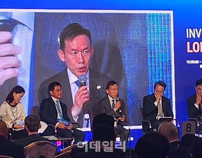 영국 런던의 로열 랭캐스터 런던 호텔에서 13일(현지시간) ‘2023년 금감원·지자체·금융권 공동 런던 투자설명회’에서 최현만 미래에셋증권 회장이 발언하고 있는 모습.(사진=이용성 기자)