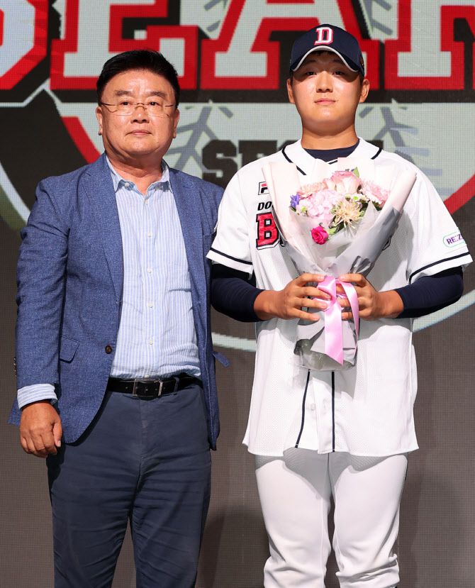 14일 오후 서울 중구 웨스틴조선호텔 그랜드볼룸에서 열린 ‘2024 KBO 신인 드래프트’에서 두산 베어스 1라운드 2순위로 지명된 김택연(인천고)이 김태룡 단장(왼쪽)과 기념 촬영을 하고 있다. 사진=뉴스1