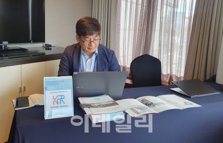 이홍수 키프라임리서치 상무는 14일 데일리파트너스와 (재)한국혁신의약품컨소시엄(KIMCo)이 개최한 오픈이노베이션 콘퍼런스 행사장에 마련된 휴식 공간에서 자사 서비스를 홍보하고 있었다. (사진=이데일리 김새미 기자)