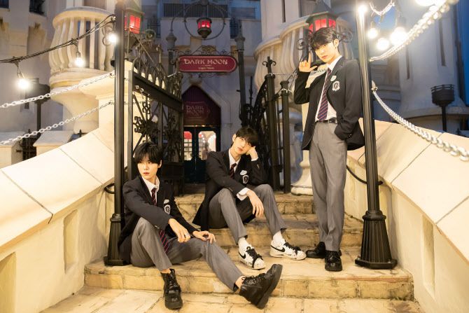 롯데월드를 배회하는 ‘훈남 뱀파이어’ (롯데월드 제공)