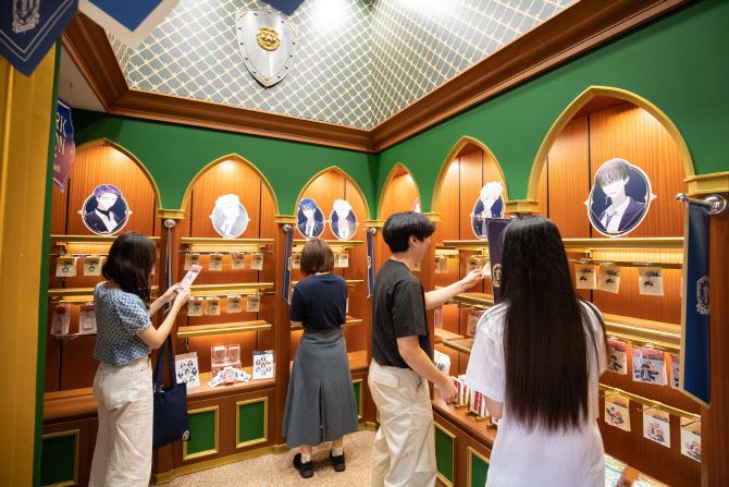 드셀리스 아카데미 기프트샵을 구경하는 손님들 (롯데월드 제공)