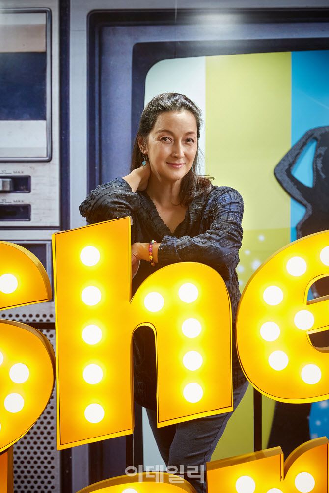 뮤지컬 ‘시스터즈’의 극본과 연출을 맡은 박칼린이 19일 서울 종로구 홍익대 대학로 아트센터에서 가진 인터뷰에 앞서 포즈를 취하고 있다. (사진=신시컴퍼니)