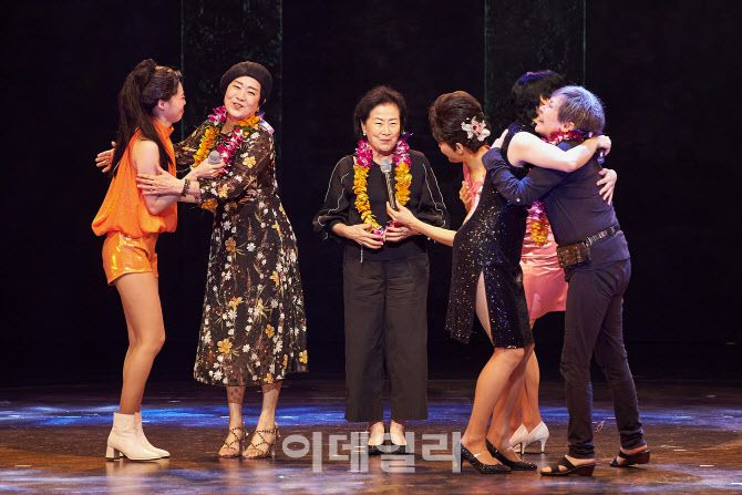 지난 8일 서울 종로구 홍익대 대학로 아트센터 대극장에서 열린 뮤지컬 ‘시스터즈’ 공연에서 작품 속 등장인물의 실제 모델인 바니걸스의 고재숙(왼쪽에서 두 번째), 이시스터즈의 김명자(현재 이름 김희선, 왼쪽에서 세 번째), 코리안 키튼즈의 윤복희(오른쪽)가 무대에 올라 인사말을 전한 뒤 출연 배우들과 포옹하고 있다. (사진=신시컴퍼니)