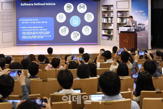 권용일 KG모빌리티 기술연구소 상무가 21일 오전 서울 중구 순화동 KG타워 하모니홀에서 열린 ‘미래 발전 전략 기자간담회’에서 발표하고 있다. (사진=이영훈 기자)