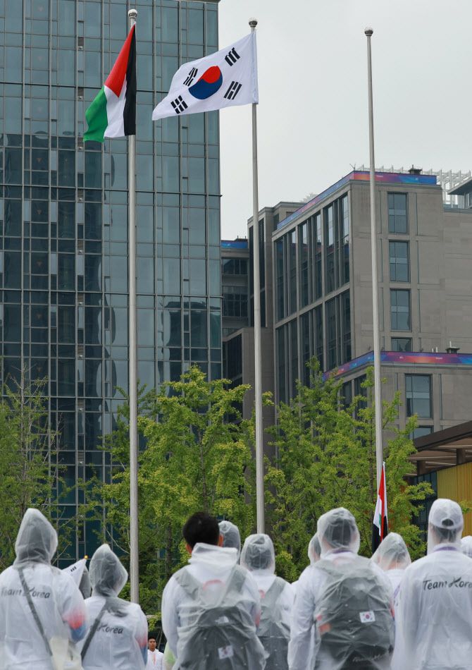 2022 항저우 아시안게임(AG) 개막을 이틀 앞두고 21일 중국 항저우시 아시안게임 선수촌 국기광장에서 열린 입촌식에서 태극기가 게양되고 있다. 사진=연합뉴스