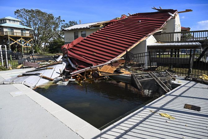 허리케인 이달리아의 상륙으로 지난달 30일(현지시간) 30일 플로리다주 키튼 비치에서 무너진 집의 모습. (사진=AFP)