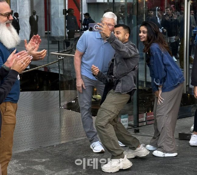 팀쿡 CEO가 22일 아이폰15 사전 구매자들과 함께 기념 촬영을 하고 있다. (사진=김상윤 뉴욕특파원)