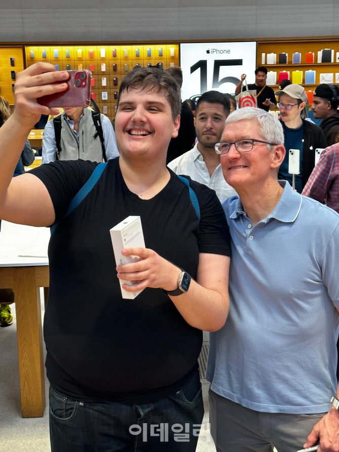자리를 떠나지 않고 아이폰15 구매자와 일일이 셀피 촬영을 하고 있는 팀쿡 애플 CEO (사진=김상윤 뉴욕특파원)