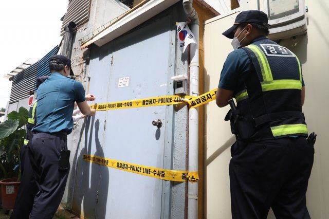 2021년 8월 30일 경찰 관계자들이 사건이 발생한 주택 출입을 통제하고 있다. (사진=뉴스1)