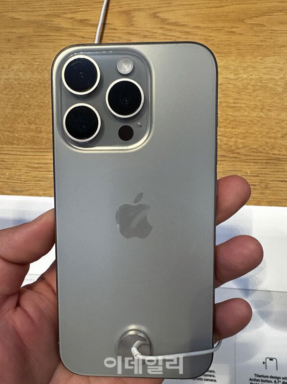 아이폰 최초로 티타늄 소재를 사용한 아이폰15 프로 (사진=김상윤 뉴욕특파원)