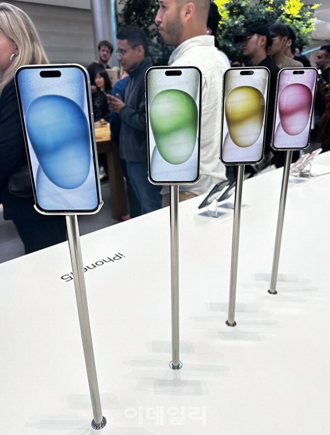 애플스토어에 전시돼 있는 아이폰15.