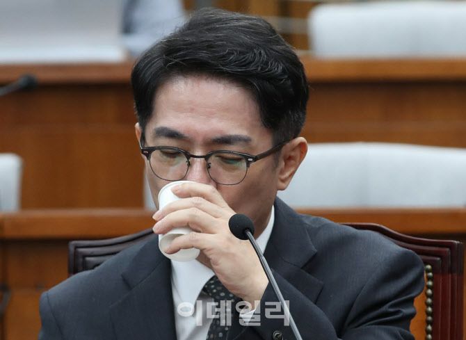 이균용 대법원장 후보자가 지난 19일 서울 여의도 국회에서 열린 인사청문회에서 의원들의 자료제출 발언을 듣으며 물을 마시고 있다. (사진=노진환 기자)