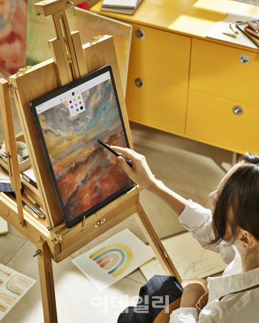 모델들이 LG 그램 폴드를 자유롭게 활용하는 모습.(사진=LG전자)