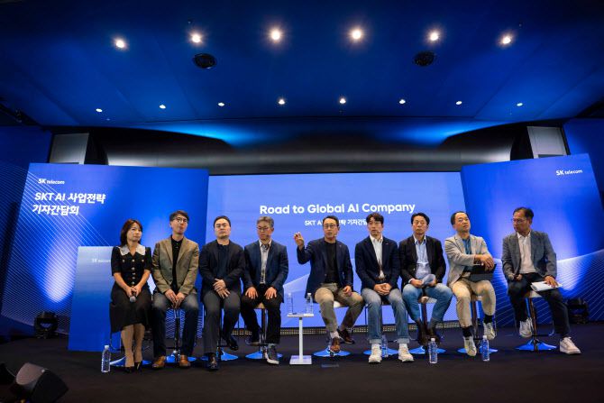 SKT AI 사업전략 기자간담회’에서 Q&A를 진행하는 모습. 왼쪽부터 류수정 사피온 대표, SKB 최성균 DC CO담당, SKT 김지원 대화 담당, SKT 정석근 글로벌/AITech 사업부장, SKT 유영상 사장(가운데), SKT 김용훈 AI서비스사업부장, SKT 김경덕 엔터프라이즈 CIC장, SKT 한명진 최고전략책임자, SKT 하민용 최고사업개발책임자다. 사진=SKT
