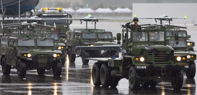 26일 오전 경기도 성남시 서울공항에서 열린 제75주년 국군의 날 기념식에서 드론 부대가 분열하고 있다. (사진=연합뉴스)