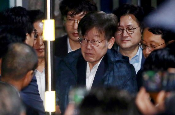 이재명 더불어민주당 대표가 27일 법원에서 구속영장 기각으로 경기 의왕시 서울구치소에서 석방돼 나서면서 격려 마중을 나온 당 지도부와 인사를 나누고 있다.(사진=뉴스1)