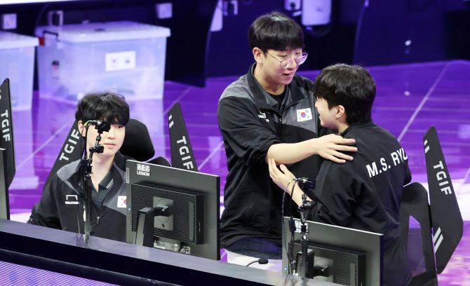 28일 오전 중국 저장성 항저우 E스포츠 센터에서 2022 항저우 아시안게임 e스포츠 리그 오브 레전드(LoL) 한국 대표팀이 중국을 꺾고 결승 진출을 확정한 뒤 기뻐하고 있다.(사진=연합뉴스)