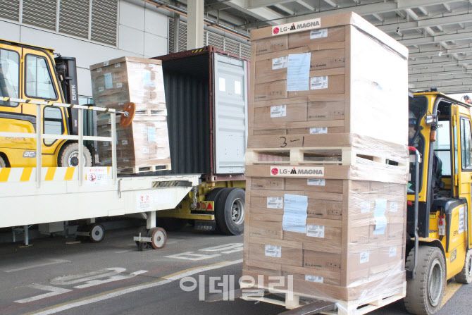 인천 서구에 위치한 LG전자 인천캠퍼스에서 LG마그나 직원이 전장 부품의 상차 작업을 진행하고 있다. LG마그나 일부 생산라인은 추석 연휴에도 풀가동된다.(사진=LG전자)