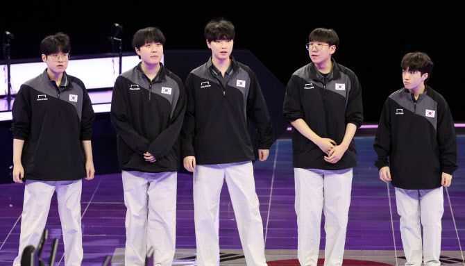 28일 오전 중국 저장성 항저우 E스포츠 센터에서 2022 항저우 아시안게임 e스포츠 리그 오브 레전드(LoL) 한국 대표팀이 중국을 꺾고 결승 진출을 확정한 뒤 인사하고 있다. 왼쪽부터 최우제(제우스), 서진혁(커나비), 정지훈(쵸비), 박재혁(룰러), 류민석(캐리어. 사진=연합뉴스