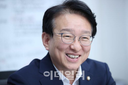 [이데일리 노진환 기자] 권칠승 더불어민주당 의원이 19일 서울 여의도 국회 의원회관 의원실에서 이데일리와 인터뷰를 하고 있다.