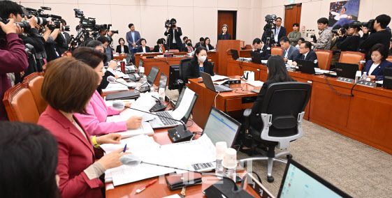 김행 여성가족부 장관 후보자가 5일 오전 서울 여의도 국회에서 열린 국회 여성가족위원회 인사청문회 발언대에 서서 여야 위원들에게 인사말을 하고 있다.(사진=방인권 기자)