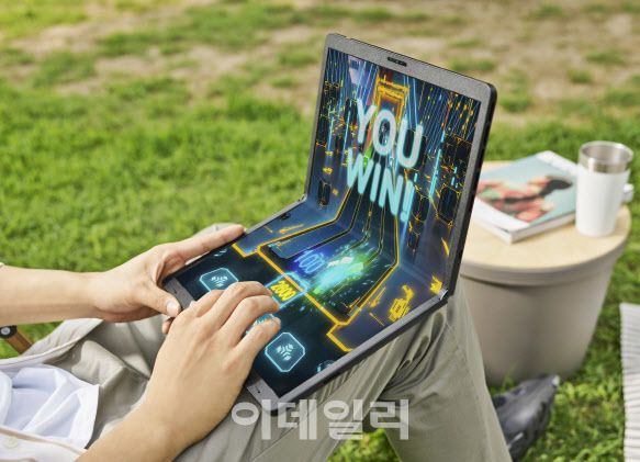 모델들이 LG 그램 폴드를 자유롭게 활용하는 모습.(사진=LG전자)