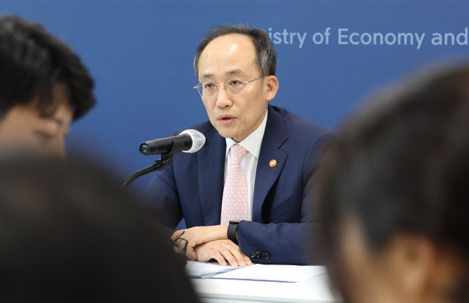 추경호 경제부총리 겸 기획재정부 장관이 5일 오후 세종시 정부세종청사에서 열린 출입기자단 간담회에서 최근 경제 현안과 관련한 질문에 답변하고 있다. (사진 = 연합뉴스)