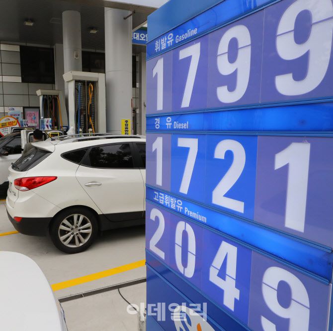 지난 3일 서울 한 주유소에 옥외가격 표시판에 1799원의 휘발유 판매가격이 보이고 있다. (사진 = 뉴시스)
