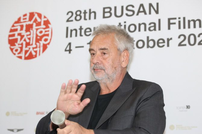뤽 베송 감독이 7일 오후 부산 해운대구 영화진흥위원회에서 진행된 영화 ‘도그맨’ 기자간담회에 예정된 시간보아 15분 늦게 참석해 앉아서 포토타임을 하겠다고 이야기를 하고 있다.(사진=뉴스1)