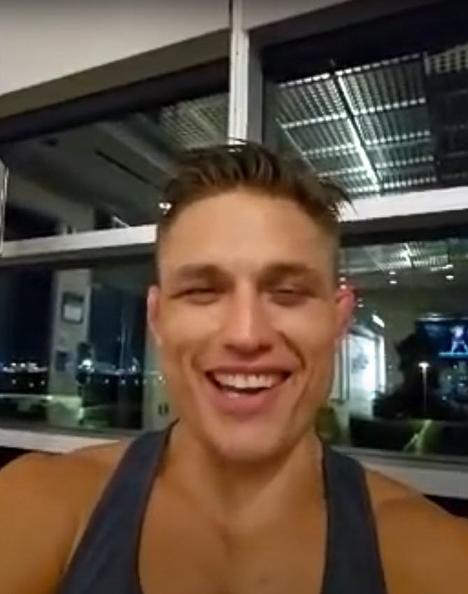 온라인 화상 인터뷰를 하는 드류 도버.