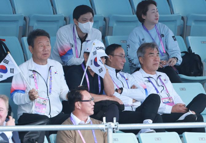 양궁장 찾은 최윤 단장-장재근 부단장(사진=연합뉴스)