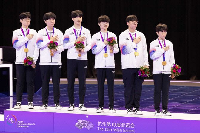 ‘제19회 항저우 아시안게임’에서 금메달을 목에 건 대한민국 LoL 국가대표팀 사진 (사진=아시아e스포츠연맹)
