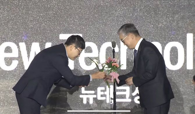 사진은 이날 시상식에 참석한 LG유플러스 정수헌 Consumer부문장(부사장)이 시상하고 있는 모습.