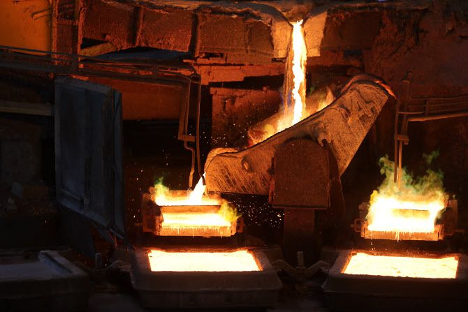 구릿물 쏟아지는 용광로. 사진=연합뉴스