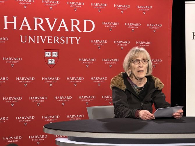 클로디아 골딘 미국 하버드대 교수가 9일(현지시간) 2023년 노벨 경제학상 수상자로 선정된 이후 하버드대에서 기자회견을 하고 있다. (사진=김상윤 특파원)