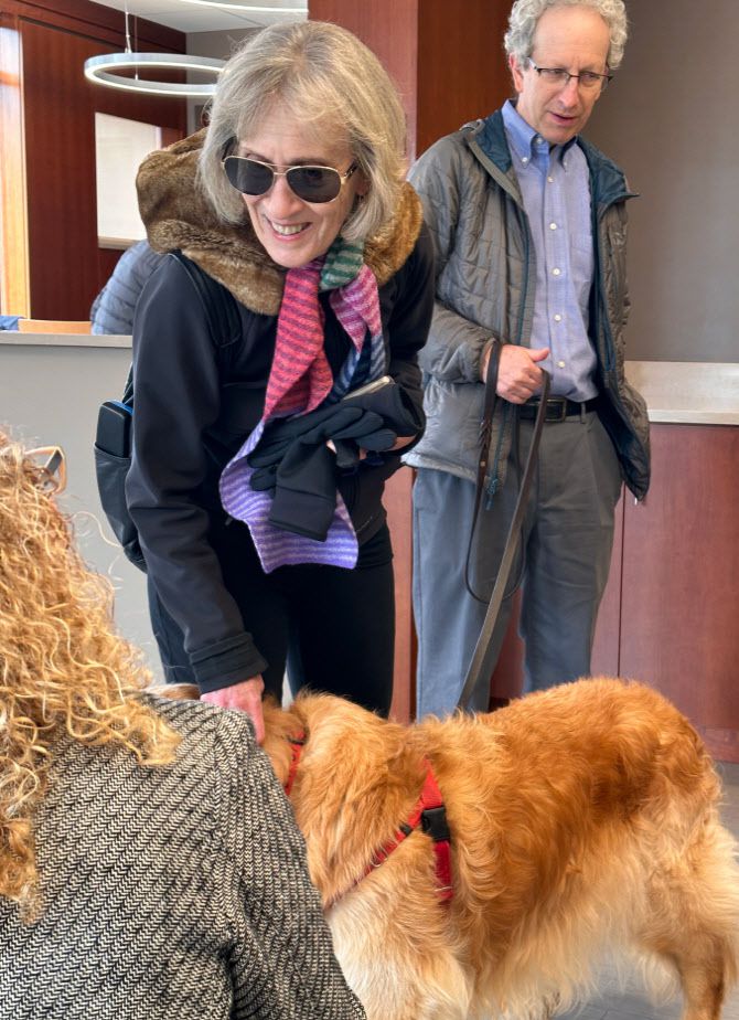 2023년 노벨경제학상을 수상한 클로디아 골딘 교수가 남편과 애견 골든리트리버를 데리고 기자회견에 참석했다. (사진=김상윤 특파원)