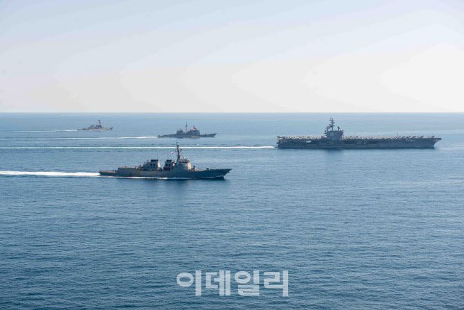 지난 해 9월 동해상에서 진행된 한미 연합 해상훈련에 참가한 미 항공모함 로널드레이건함 등 한미 해군 함정들이 기동훈련을 하고 있다. (사진=해군)