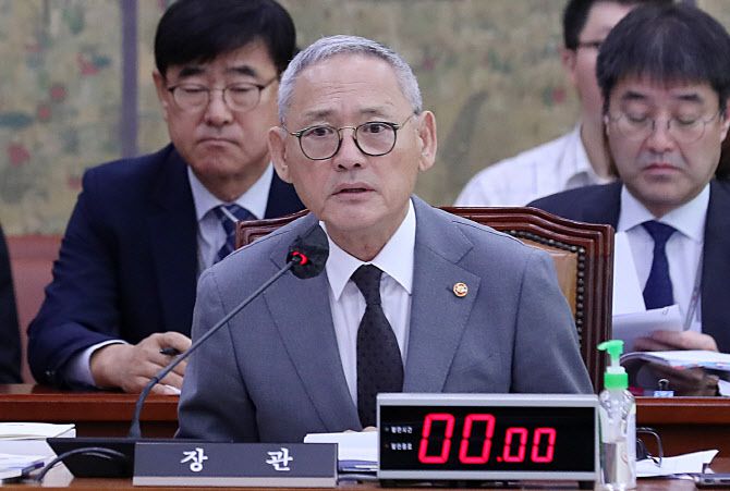 유인촌 문화체육관광부 장관이 10일 오전 서울 여의도 국회에서 열린 문화체육관광부 국정감사에서 의원들의 질의에 답변하고 있다.(사진=뉴시스)