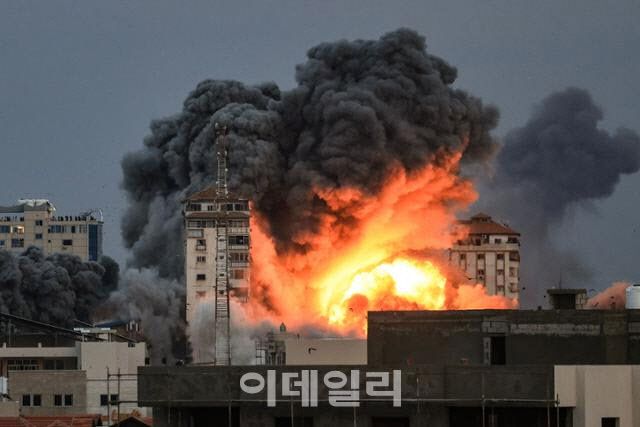 7일 이스라엘의 공습을 받은 가자지구의 한 건물이 화염에 휩싸였다. (사진=AFP연합뉴스)